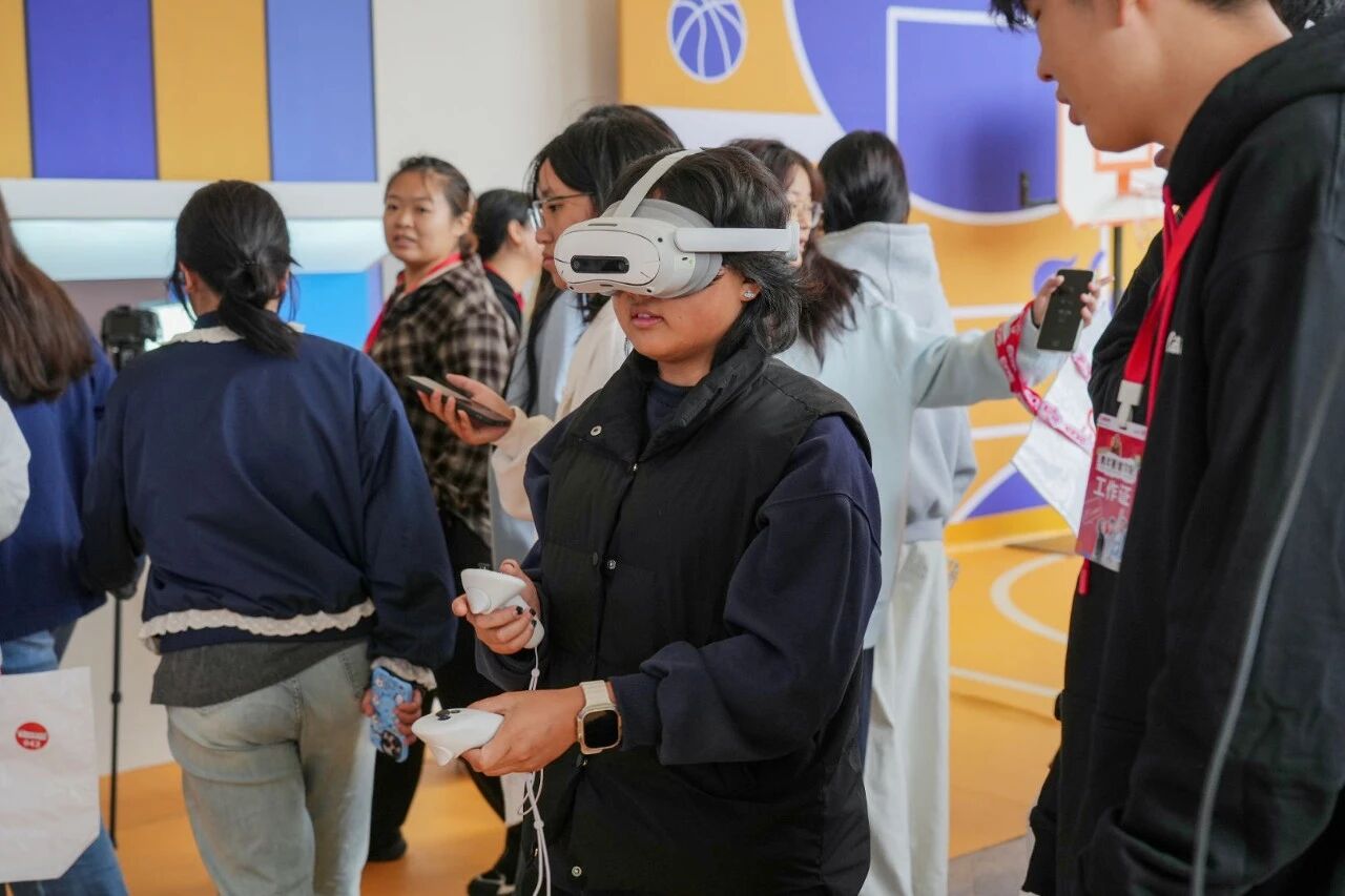 破壁垒促融合！云南工商学院联合佳能将 EOS 青年影像学院专业课堂 “搬” 进校园