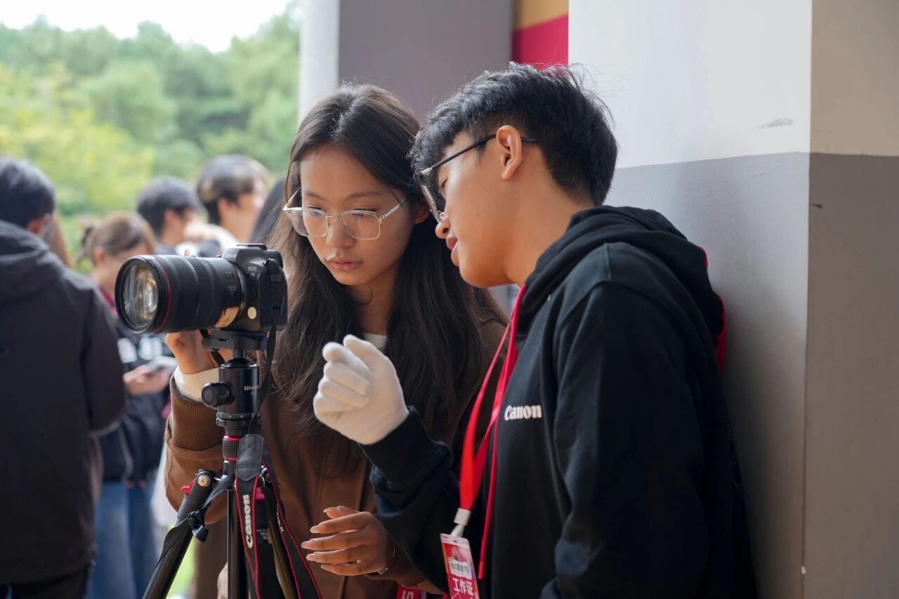 破壁垒促融合！云南工商学院联合佳能将 EOS 青年影像学院专业课堂 “搬” 进校园