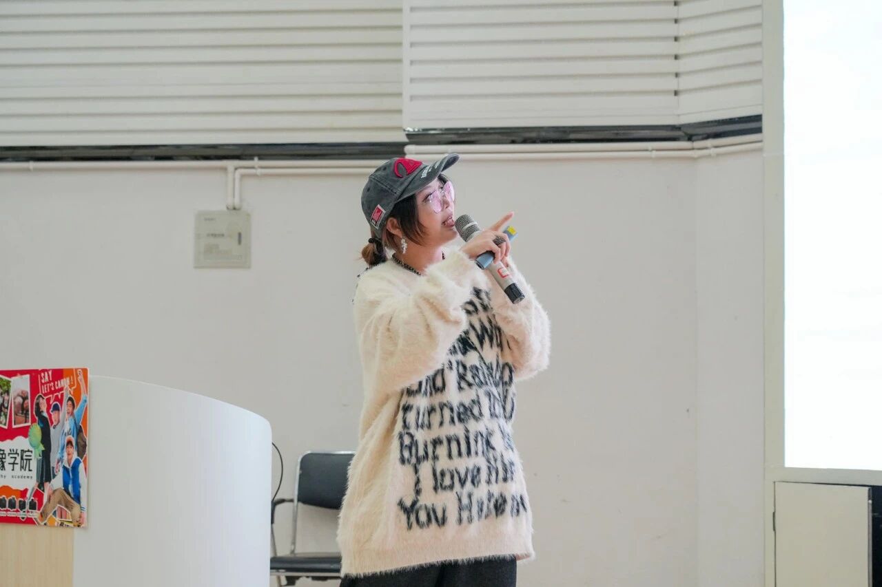 破壁垒促融合！云南工商学院联合佳能将 EOS 青年影像学院专业课堂 “搬” 进校园